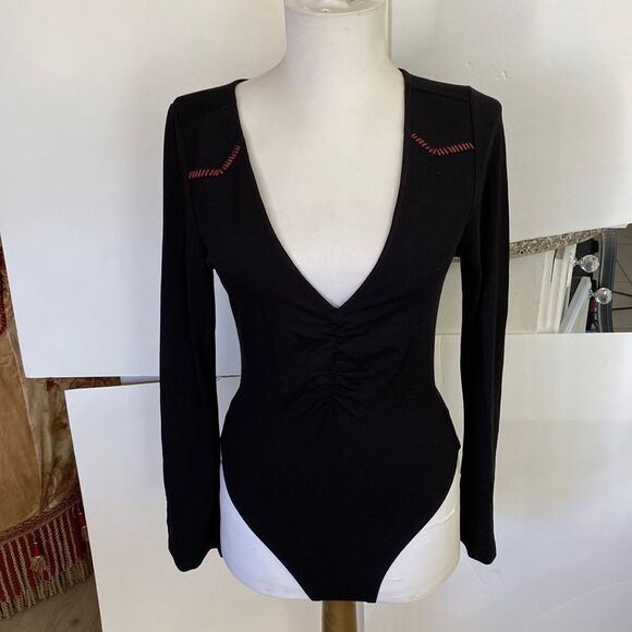 Black bodysuit scrunched front wine color stitching stretchy brand new - Picture 1 of 4